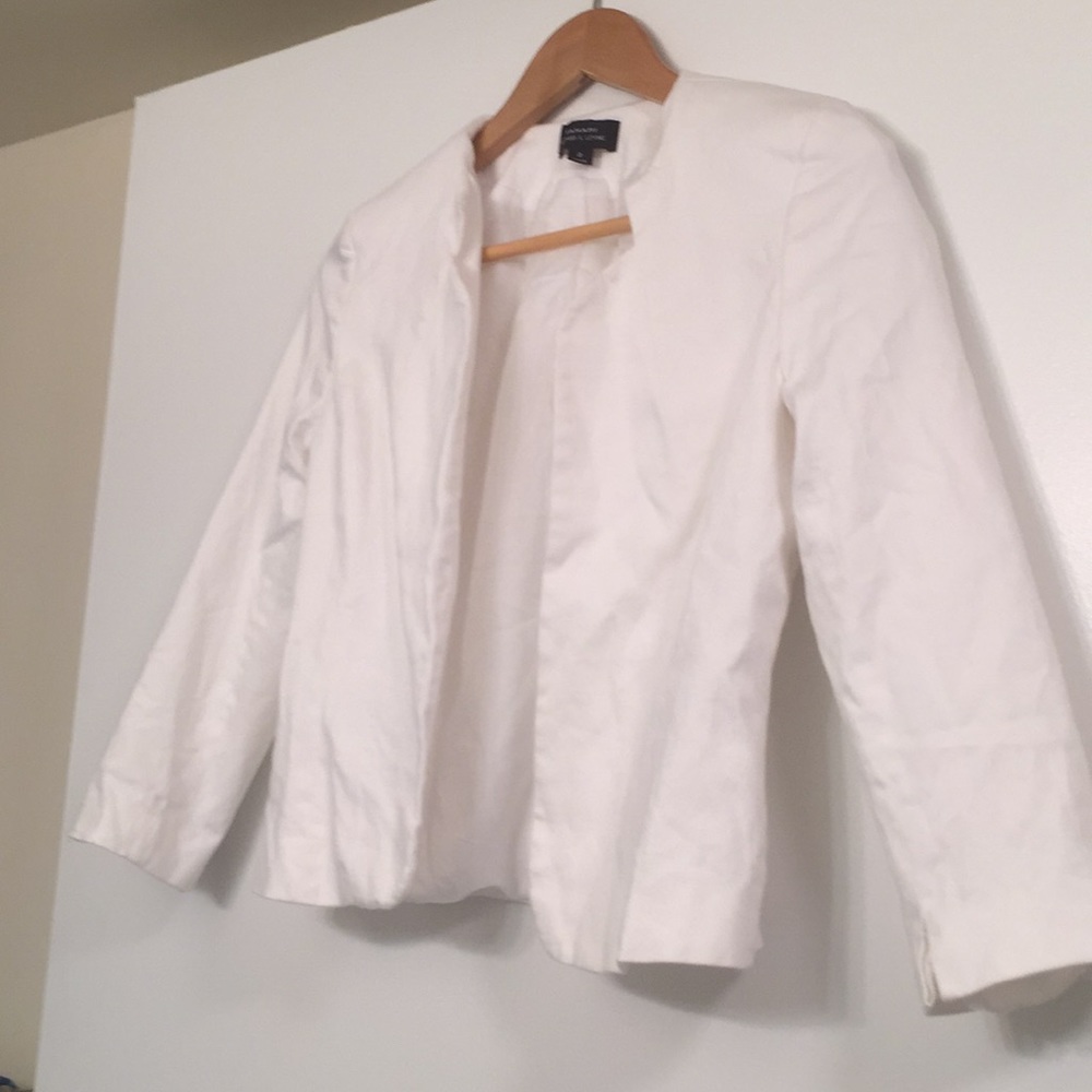 Tahari Arthur S Levine short white jacket Size 2